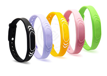 How Custom RFID Wristbands Enhance Customer Engagement and Branding